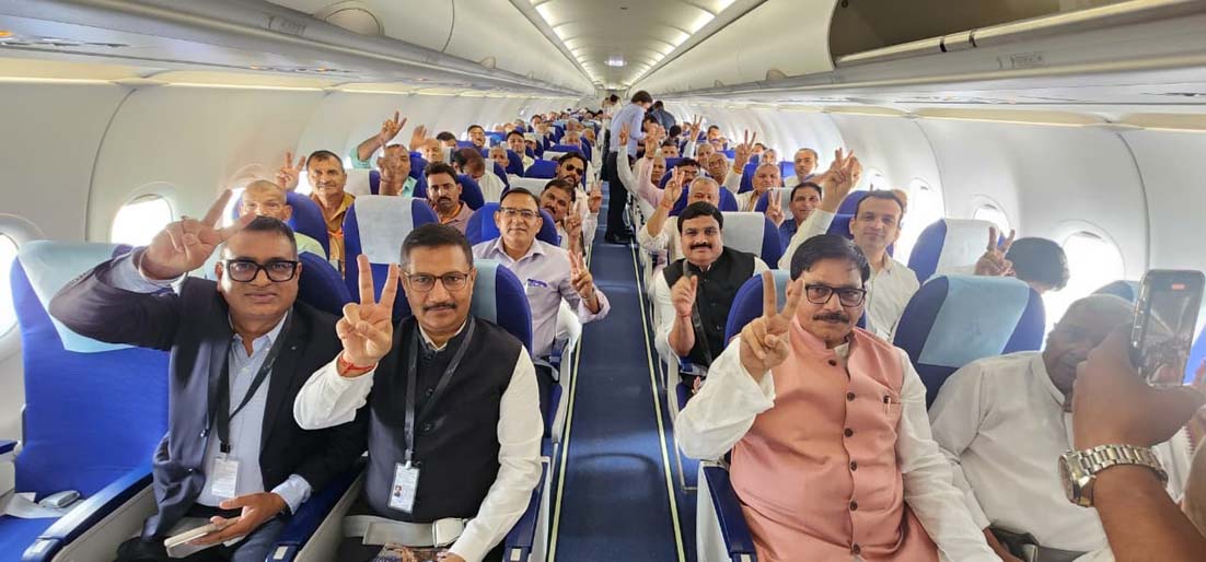 नोएडा इंटरनेशनल एयरपोर्ट पर पहली कमर्शियल फ्लाइट पहुँची
