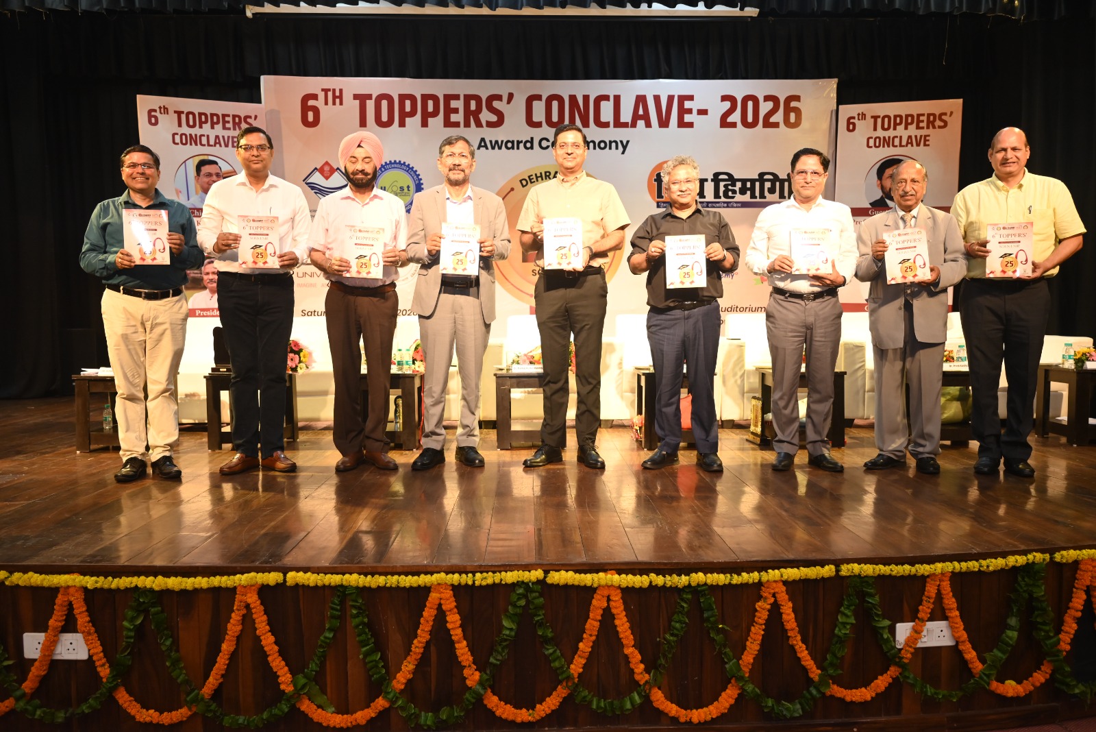 डीआईटी विश्वविद्यालय ने छात्रों की मेहनत को सराहा, 31 स्कूलों के टॉपर्स बच्चों को किया सम्मानित